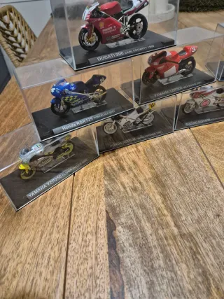 Colección motos GP en vitrinas