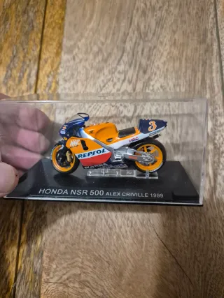 Colección motos GP en vitrinas