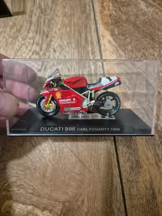 Colección motos GP en vitrinas