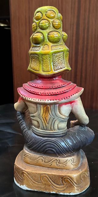 Figura de porcelana sentada