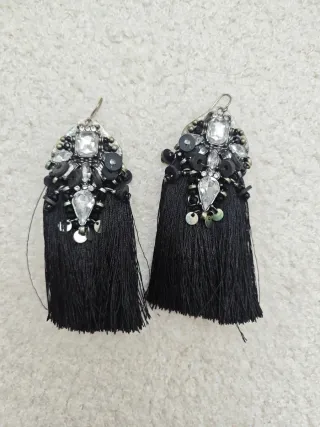 Pendientes largos con pedrería y flecos