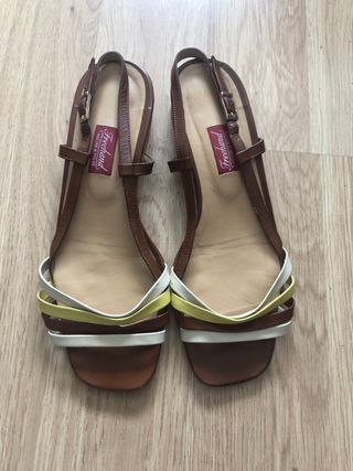 Sandalias de piel con blanco, marrón y amarillo
