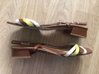 Sandalias de piel con blanco, marrón y amarillo