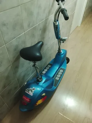 Patineta eléctrica azul 2000