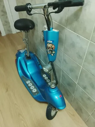 Patineta eléctrica azul 2000