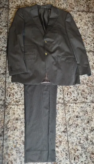 Traje de hombre negro con rayas