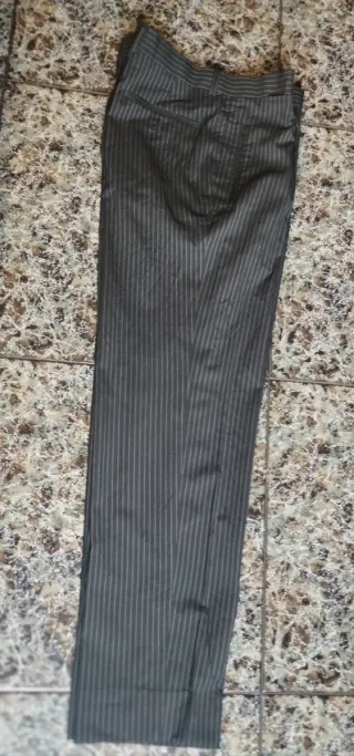 Traje de hombre negro con rayas