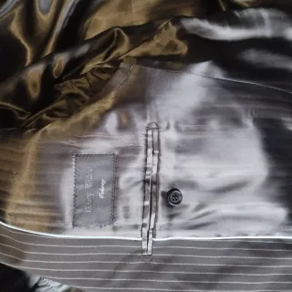 Traje de hombre negro con rayas