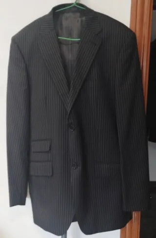 Traje de hombre negro con rayas