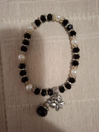 Pulsera de perlas y cristales con dije