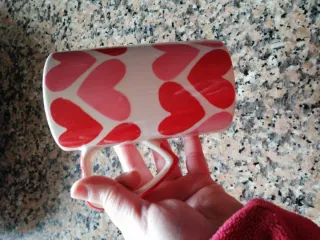 Tazza con cuori rossi e rosa