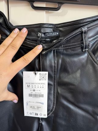 Pantalón efecto piel Zara negro