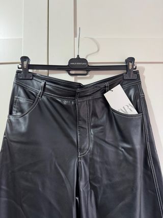 Pantalón efecto piel Zara negro