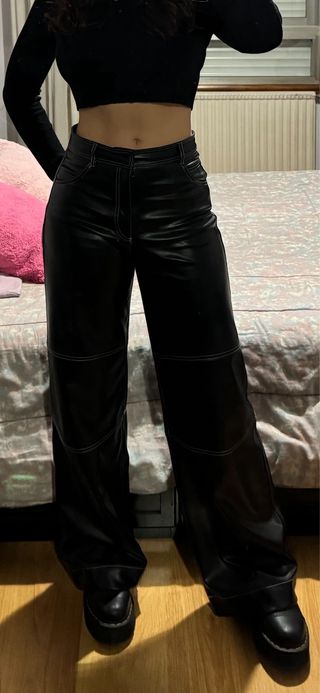 Pantalón efecto piel Zara negro