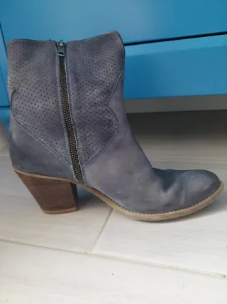 Botas de piel azules con perforaciones