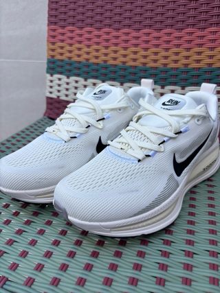 Nike Vomero 18 Talla 43 Blancas