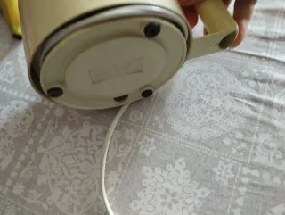 Exprimidor eléctrico color crema