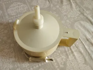 Exprimidor eléctrico color crema