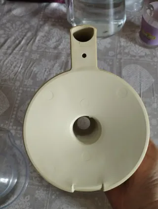 Exprimidor eléctrico color crema