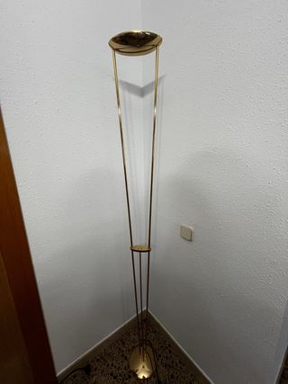 Lámpara de pie dorada de metal