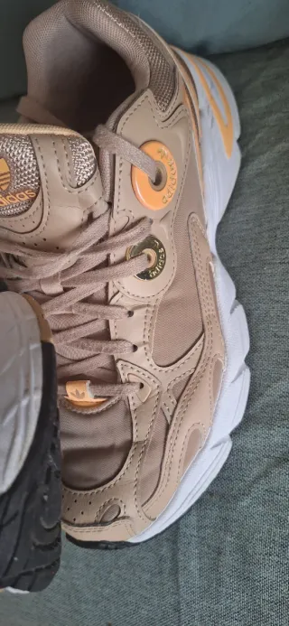 Adidas Astir Beige y Dorado