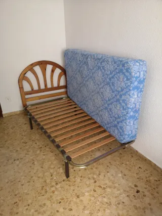 Cama individual de madera y metal