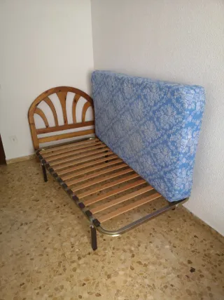 Cama individual de madera y metal