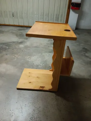 Mesa auxiliar de madera con flores pintadas