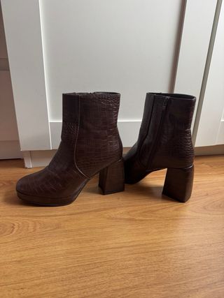 Botines marrones efecto piel cocodrilo