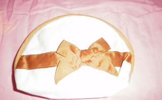 NECESER MAQUILLAJE COLOR BLANCO Y LAZO MARRÓN