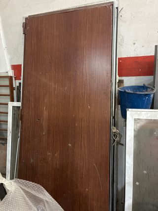 Puerta de madera marrón