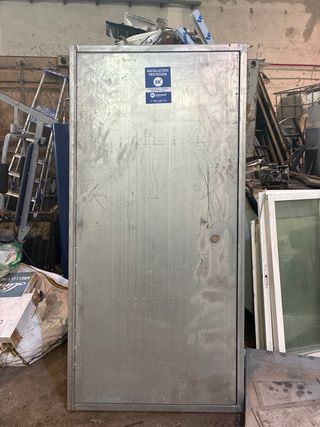 Puerta de madera marrón