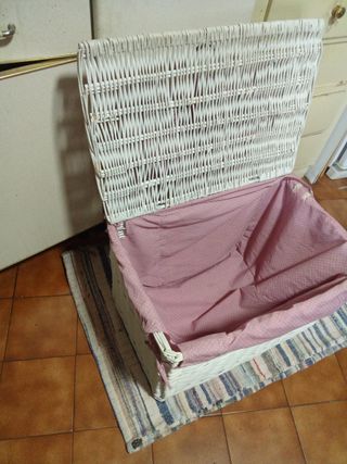 Cesto mimbre blanco con osito rosa