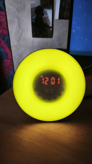 Reloj despertador con luz y radio, efecto madera