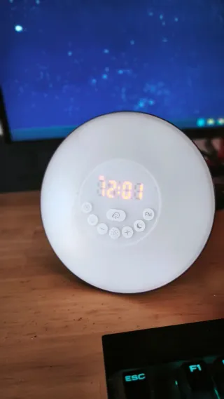Reloj despertador con luz y radio, efecto madera