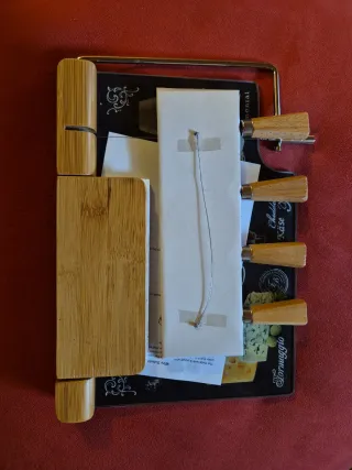 Tagliere in vetro e coltelli per formaggio in bamb