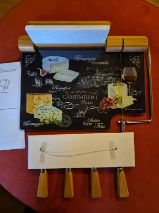 Tagliere in vetro e coltelli per formaggio in bamb