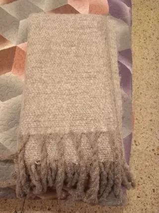 Pashmina beige y gris con flecos