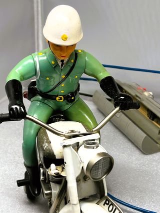 ANTIGUA MOTO HONDA POLICE DE BANDAI, FUNCIONA,RARA