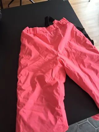 Pantalón de esquí rosa con tirantes