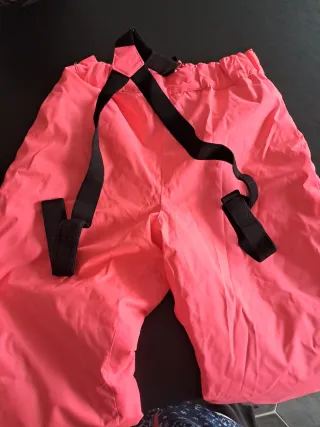 Pantalón de esquí rosa con tirantes