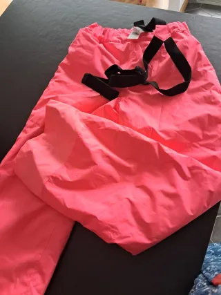 Pantalón de esquí rosa con tirantes