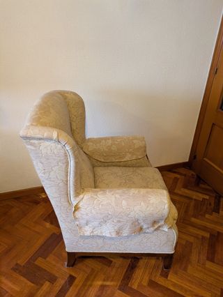 Sillón orejero tapizado floral