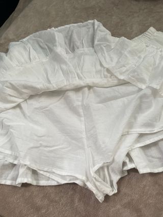 Falda blanca con volantes