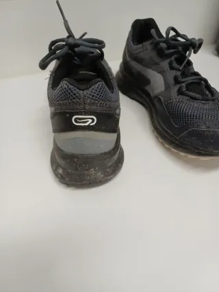 Zapatillas deportivas grises y negras