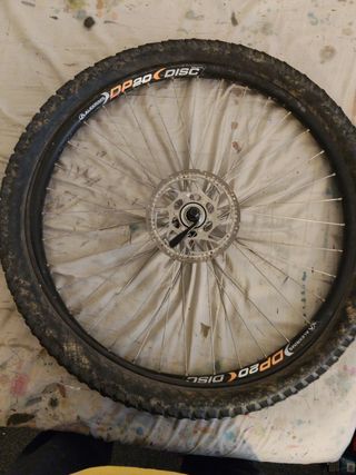 Rueda 26 delantera Alexrims DP20 Disc Con neumatic