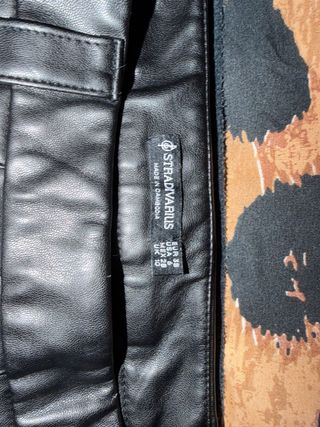 Falda cuero negra Stradivarius T.38