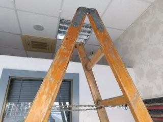 Escalera de madera 2,40m en la punta superior.