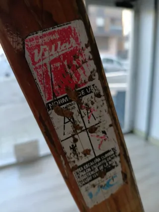 Escalera de madera 2,40m en la punta superior.