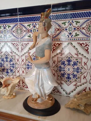 Figura porcelana bailarín tailandés oro
